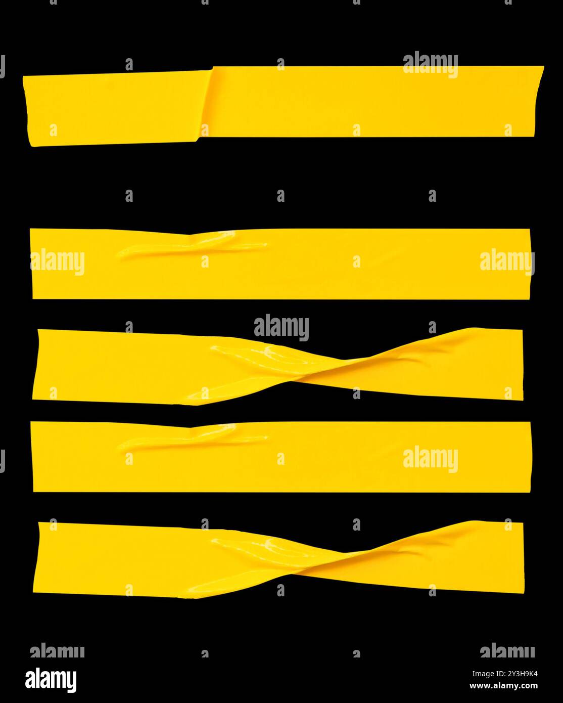 Il set per la vista dall'alto di nastro vinilico adesivo giallo stropicciato o stropicciato o nastro in tessuto a strisce è isolato su sfondo nero con percorso di ritaglio. Foto Stock