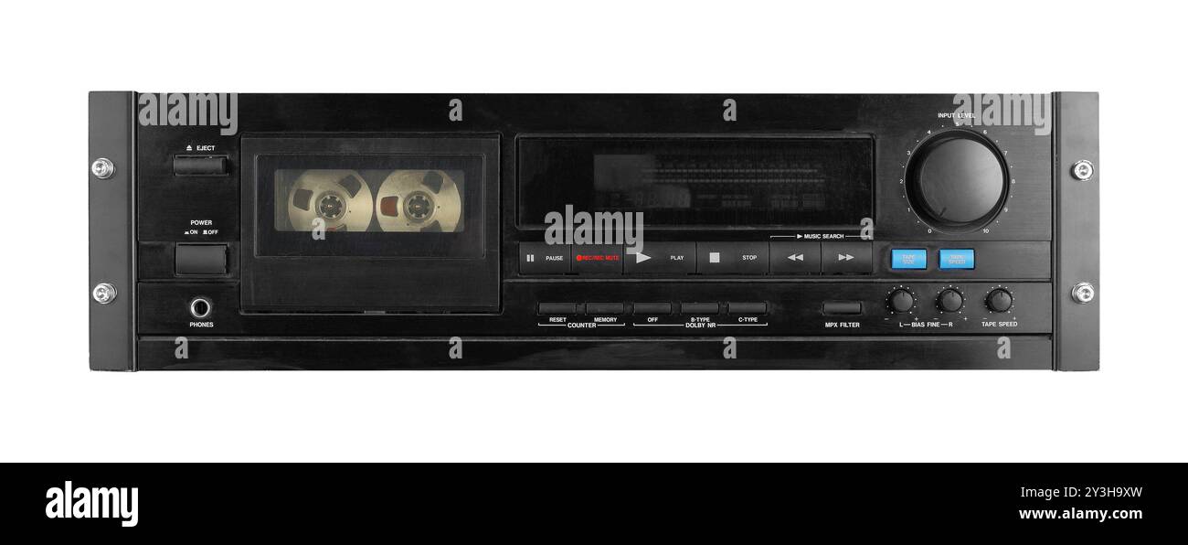 Musica e suono - Vista anteriore, rack audio, deck con cassette, sfondo bianco isolato. Il lavoratore dei sentieri è presen Foto Stock