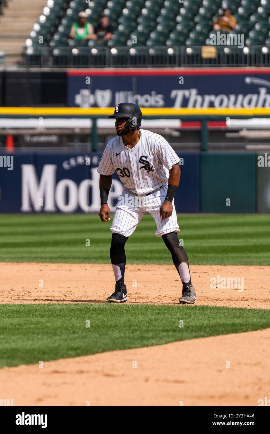 Chicago, Stati Uniti. 11 settembre 2024. Corey Julks (30) dei Chicago White Sox guarda il lanciatore mentre è in seconda base durante la partita Chicago White Sox vs Cleveland Guardians MLB al Guaranteed Rate Field. Punteggio finale: Chicago White Sox - 4, Cleveland Guardians - 6. Credito: SOPA Images Limited/Alamy Live News Foto Stock