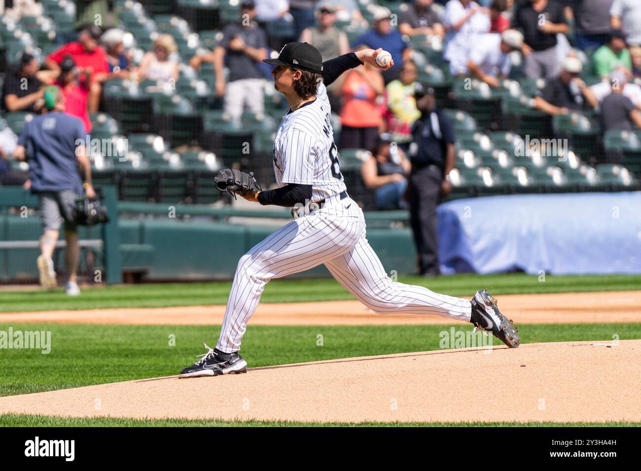 Chicago, Stati Uniti. 11 settembre 2024. Davis Martin (65) dei Chicago White Sox lanciò i campi di riscaldamento prima della partita Chicago White Sox vs Cleveland Guardians MLB al Guaranteed Rate Field. Punteggio finale: Chicago White Sox - 4, Cleveland Guardians - 6. Credito: SOPA Images Limited/Alamy Live News Foto Stock