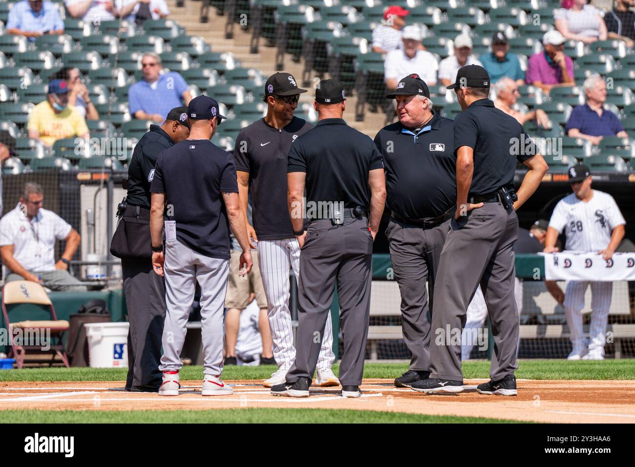 Chicago, Stati Uniti. 11 settembre 2024. Gli arbitri si incontreranno a casa prima della partita MLB tra Chicago White Sox e Cleveland Guardians al Guaranteed Rate Field. Punteggio finale: Chicago White Sox - 4, Cleveland Guardians - 6. (Foto di Raj Chavda/SOPA Images/Sipa USA) credito: SIPA USA/Alamy Live News Foto Stock