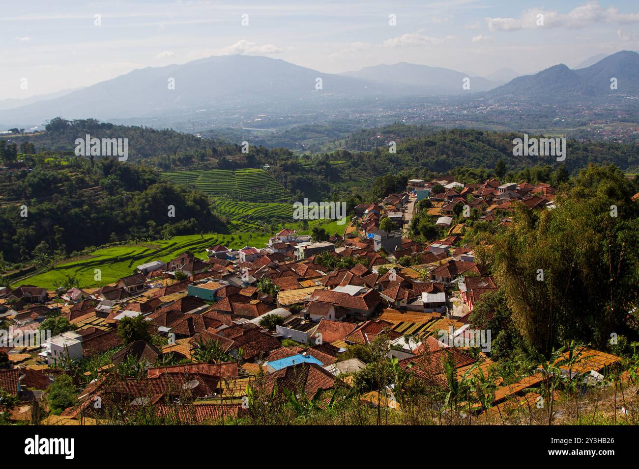 Bandung, Giava Occidentale, Indonesia. 14 settembre 2024. Vista aerea dei vassoi di foglie di tabacco essiccate sotto il sole a Sumedang, Indonesia. Entrando nella stagione secca, i residenti del villaggio di Tembakau lavorano duramente per lavorare le foglie di tabacco. Vassoi di tabacco essiccato al sole riempiono le strade del villaggio, i tetti e le terrazze. Il tabacco proveniente da questo villaggio sarà inviato in varie regioni della Giava occidentale ed esportato all'estero. Attualmente, il numero di fumatori attivi in Indonesia raggiunge 70 milioni di persone, per lo più giovani sulla base dell'indagine sanitaria indonesiana. (Credit Image: © Algi February Sugita/ZUMA Press Wire) SOLO PER USO EDITORIALE! Foto Stock