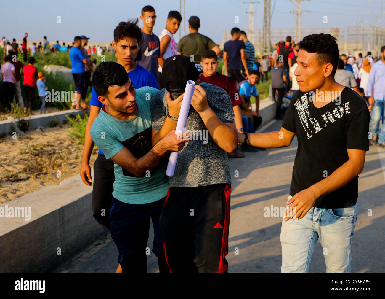 Gli scontri scoppiarono vicino all'attraversamento di Beit Hanoun nel nord di Gaza durante una manifestazione pubblica di protesta contro la fine degli Stati Uniti ai finanziamenti dell'UNRWA. La protesta iniziò pacificamente e fu organizzata dall'alta Commissione Nazionale della grande marcia di ritorno e della rottura dell'assedio. Alcuni manifestanti sono stati feriti da proiettili vivi e gas lacrimogeni utilizzati dalle forze israeliane. L'UNRWA è stata istituita nel 1949 per sostenere centinaia di migliaia di palestinesi che sono fuggiti o sono stati cacciati dalle loro case dopo la creazione di Israele. Da allora l'organizzazione ha fornito ai rifugiati l'accesso a cibo, istruzione, assistenza sanitaria e servizi sociali Foto Stock