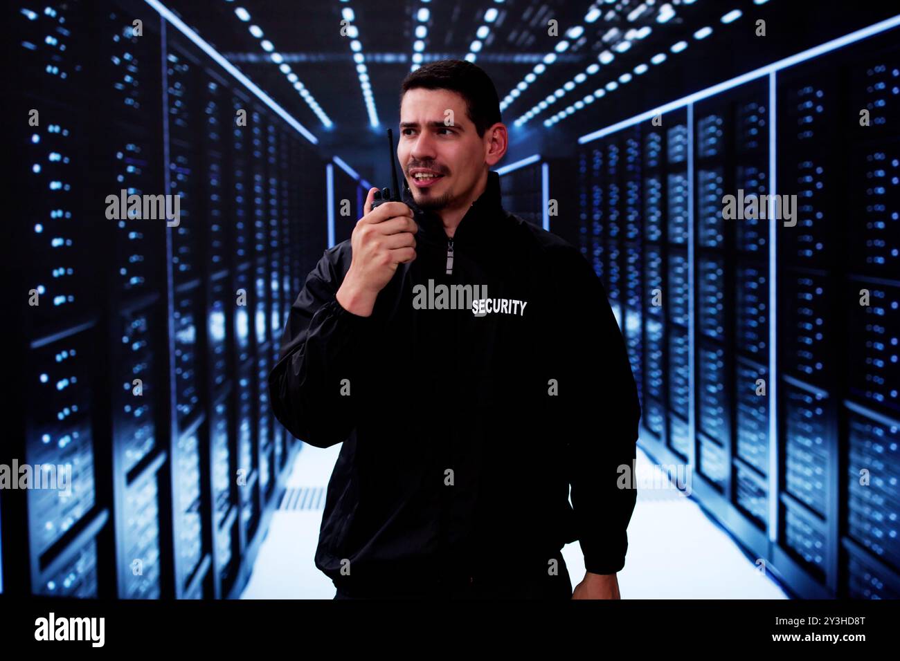 Security Guard Officer nel data center con tecnologia di cloud computing Foto Stock