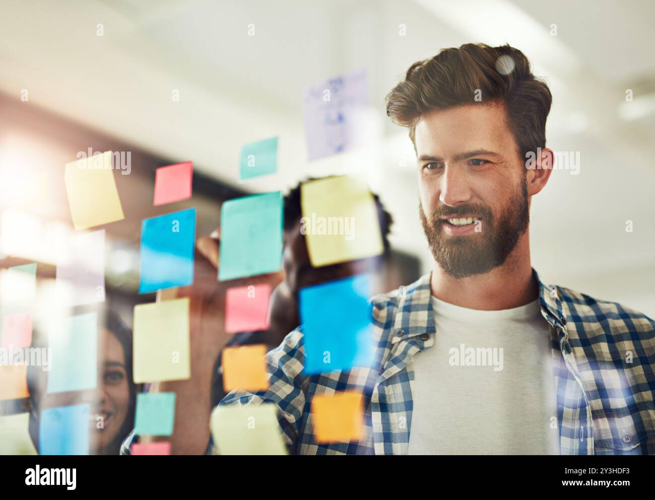 Uomo d'affari, vetri e appiccicosi per il brainstorming, la pianificazione e la collaborazione con gli obiettivi di scrittura. Agenzia creativa, Consiglio di amministrazione e progetto Foto Stock