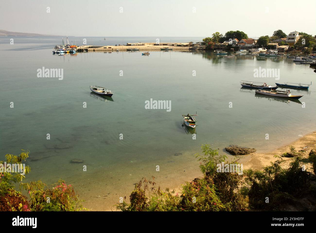 Vista di una baia e il vecchio porto marittimo di Waingapu a Waingapu, Sumba orientale, Nusa Tenggara orientale, Indonesia. Foto Stock