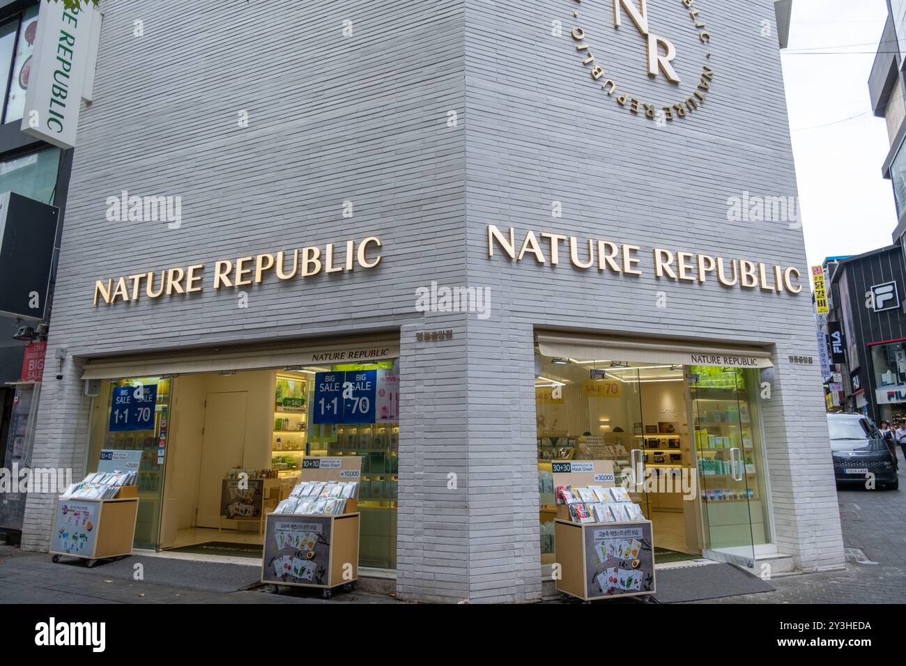 Seoul, Corea del Sud - 4 settembre 2023: Vista esterna del fronte commerciale della Nature Republic in via Myeongdong. È un marchio coreano noto per la cura della pelle Foto Stock