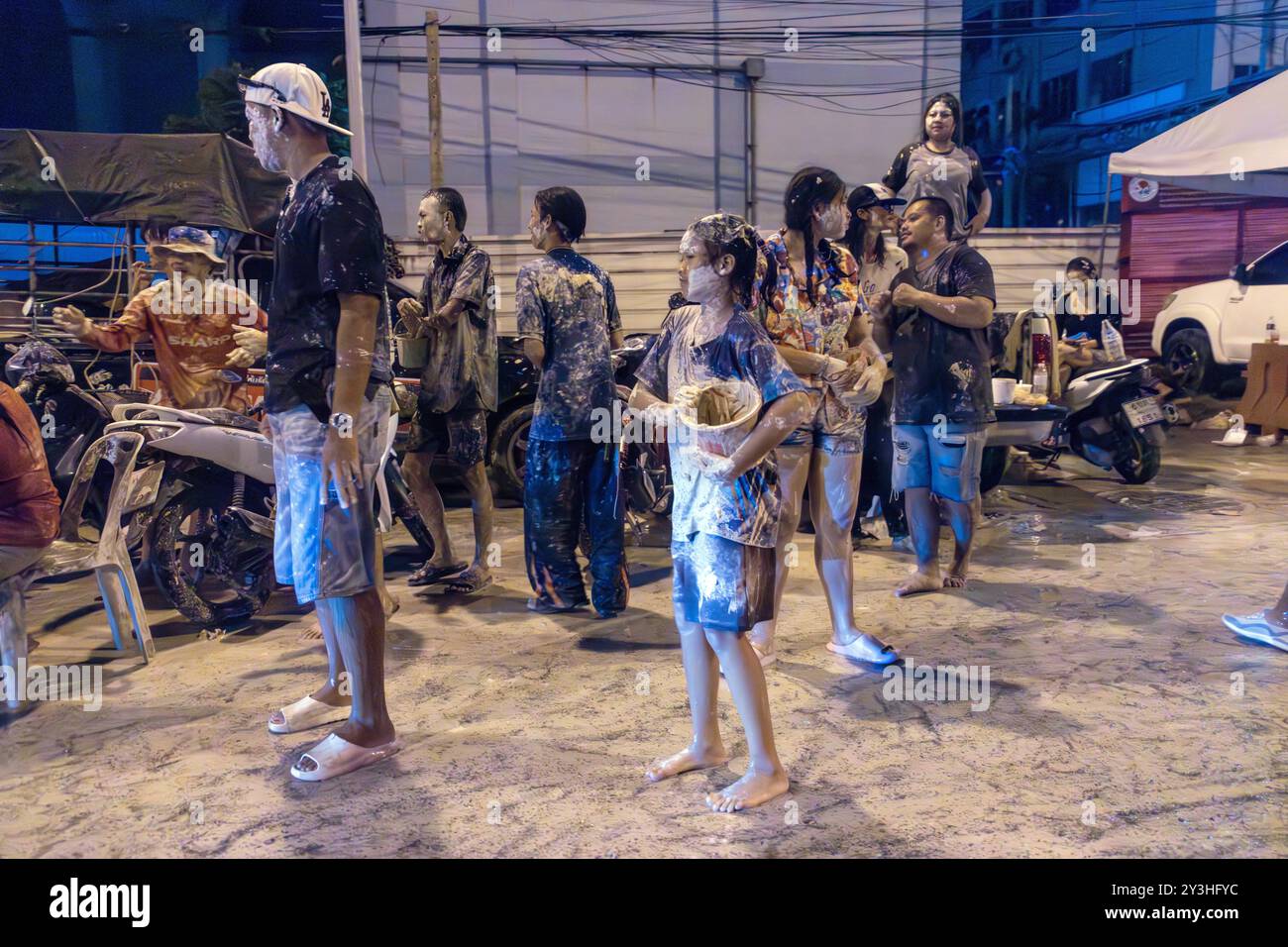 SAMUT PRAKAN, THAILANDIA, 21 aprile 2024, la gente celebra la vacanza DI SONGKRAN nelle strade della città notturna Foto Stock