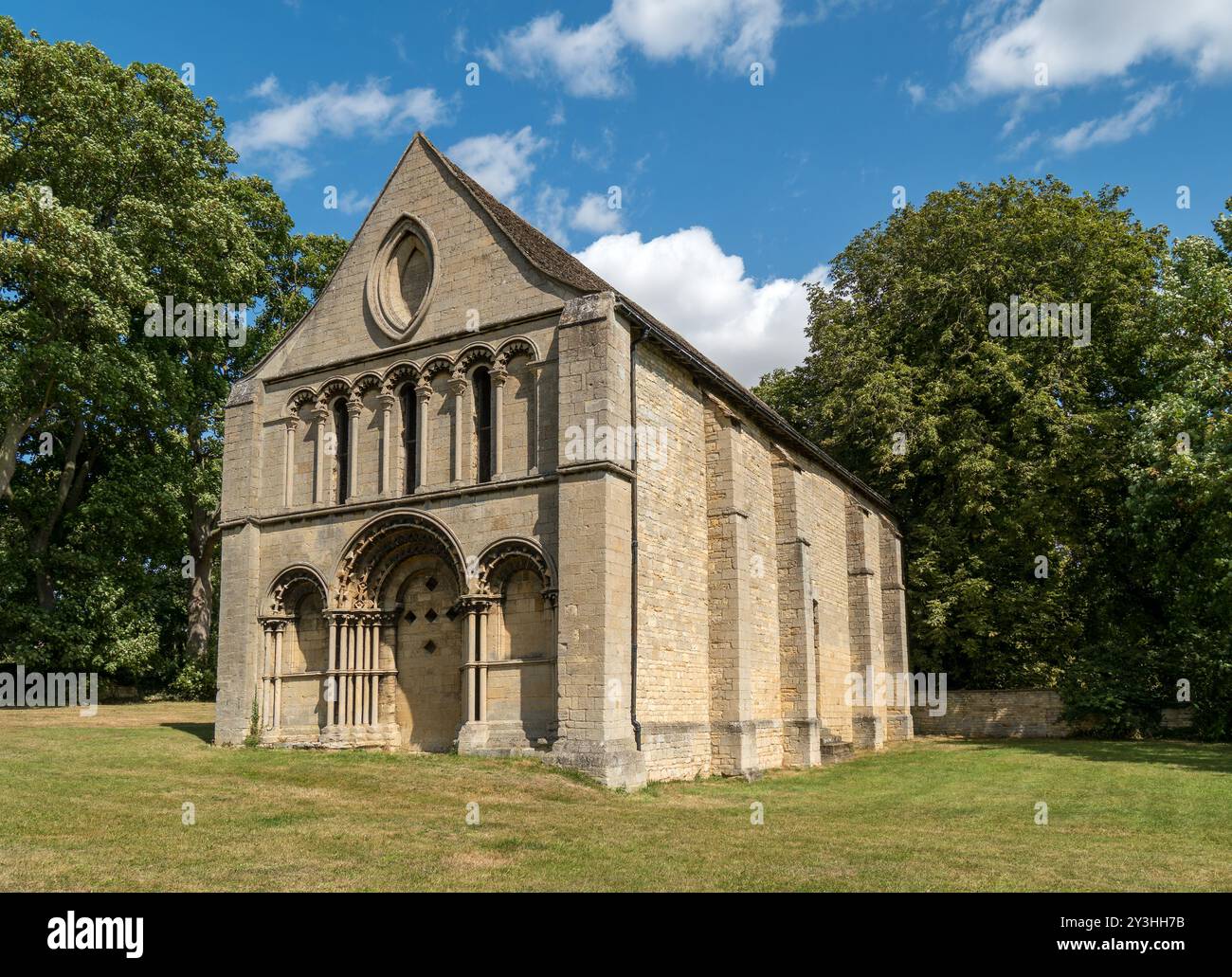 Resti di St. Leonards Priory, Stamford, Lincolnshire, Inghilterra, Regno Unito. Fondato da Guglielmo II intorno al 1090, il fronte occidentale ricostruì il 1150. Foto Stock