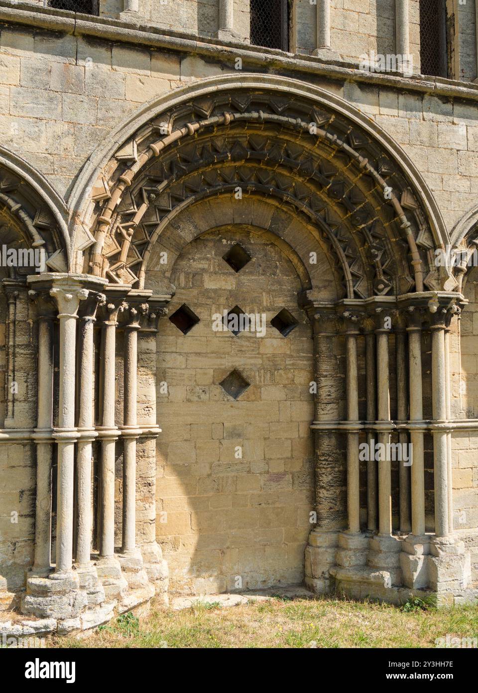 Resti di St. Leonards Priory, Stamford, Lincolnshire, Inghilterra, Regno Unito. Fondato da Guglielmo II intorno al 1090, il fronte occidentale ricostruì il 1150. Foto Stock
