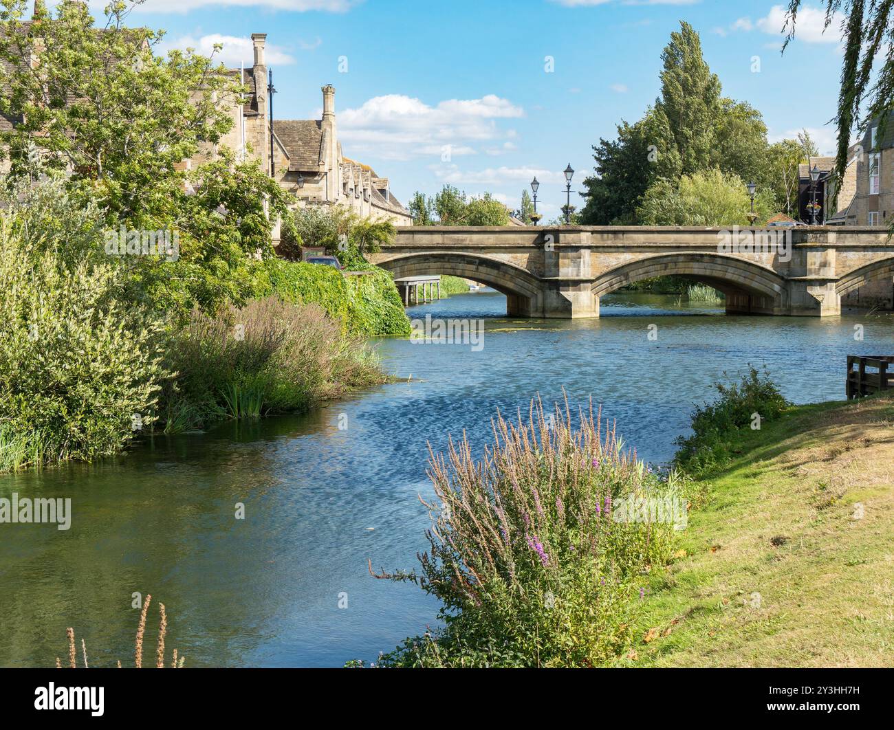 Il vecchio ponte cittadino sul fiume Welland ad agosto, Stamford, Lincolnshire, Inghilterra, Regno Unito Foto Stock