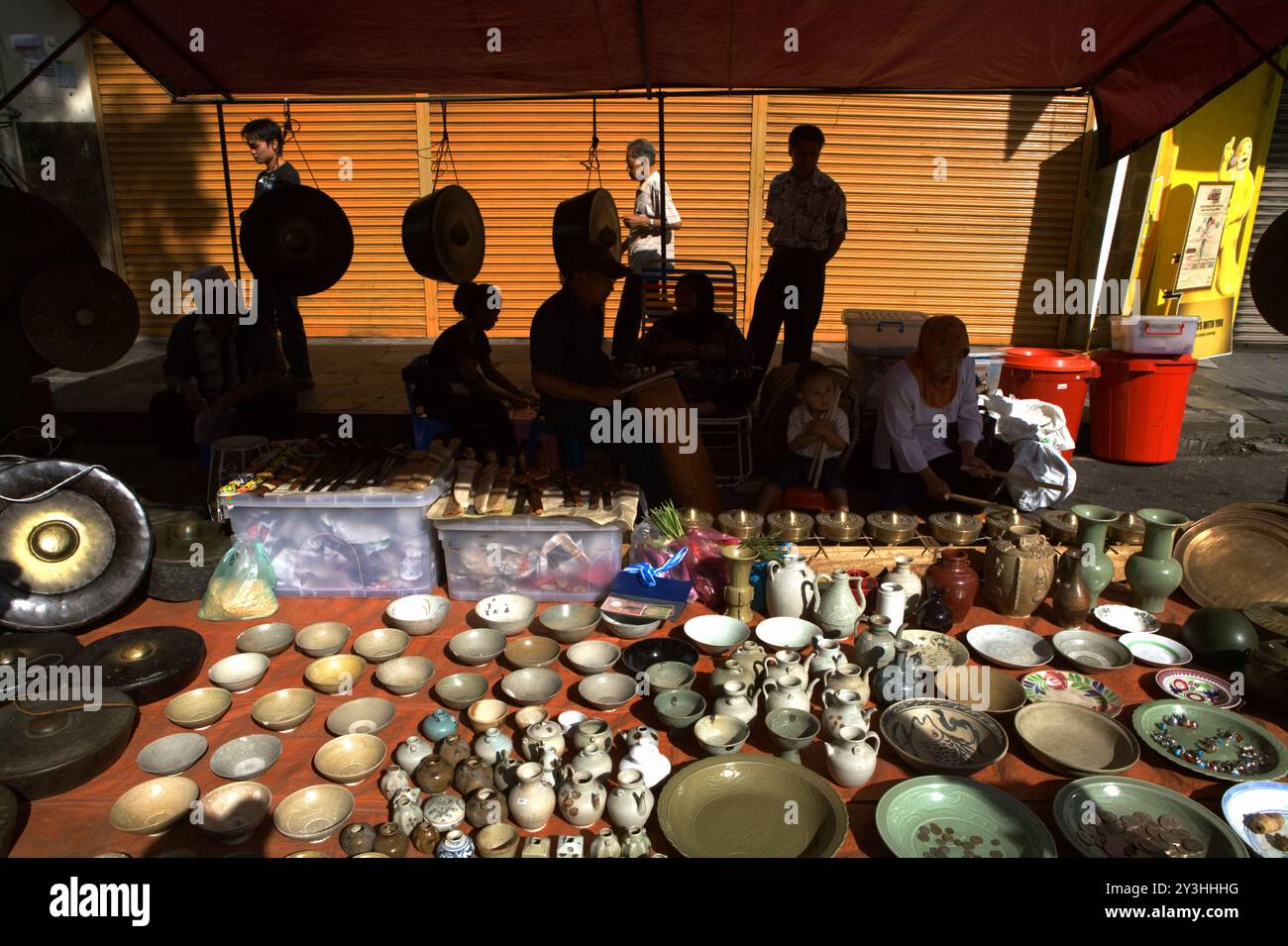 Un fornitore di porcellana, gong e antichità durante il mercato domenicale di Gaya su Gaya Street, Kota Kinabalu, Sabah, Malesia. Foto Stock