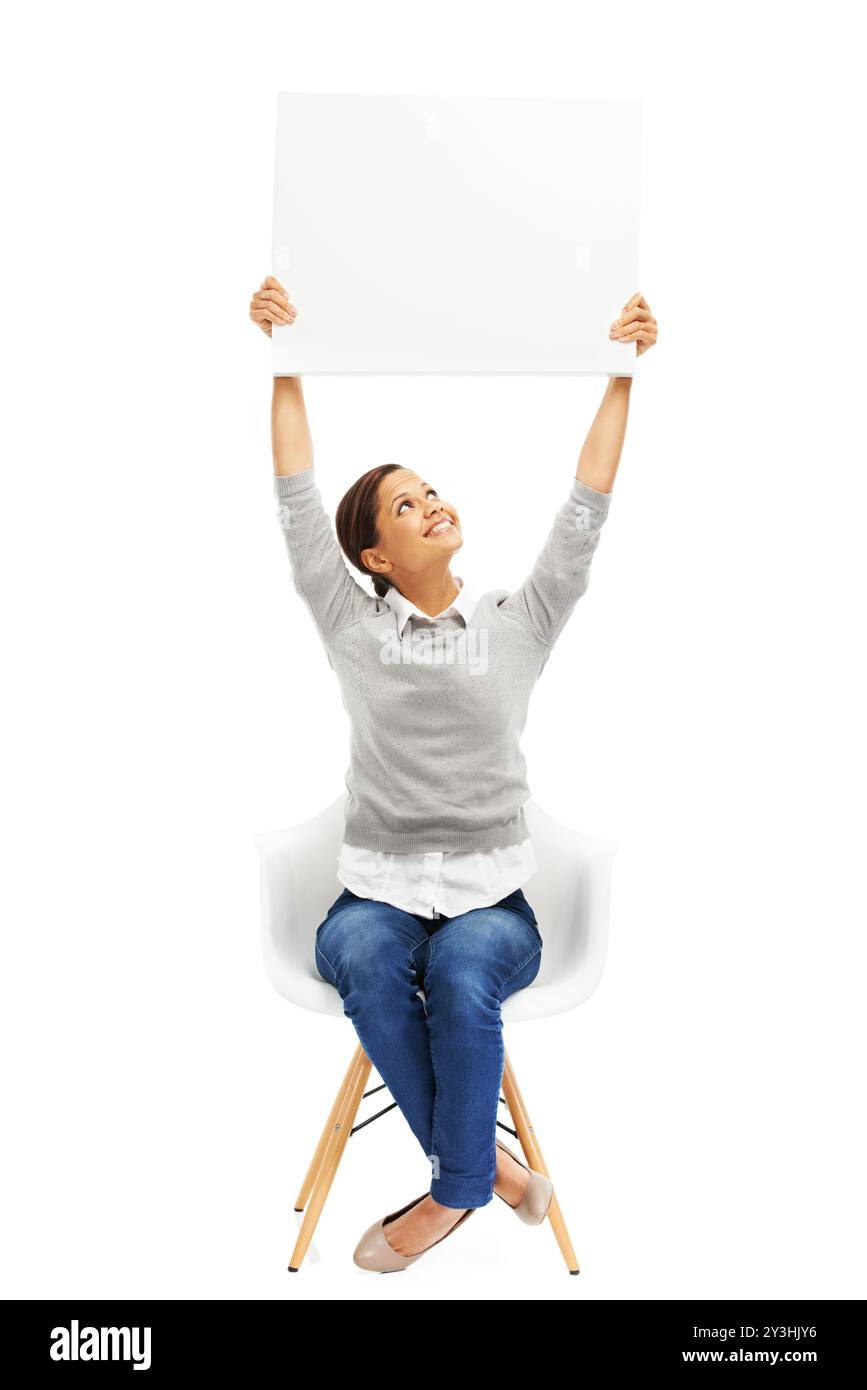 Studio, sedia e donna con poster vuoto per offerte, promozioni o annunci di buone notizie sul cartello mockup. Cartellonistica, tessera e ragazza con cartellone in vendita Foto Stock
