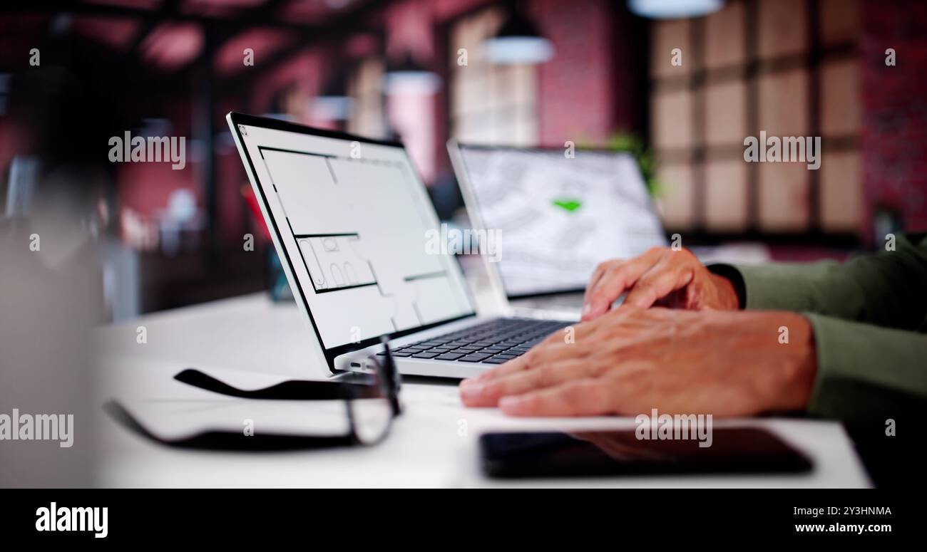 Mappa del catasto e indagine sulla costruzione della città su laptop Foto Stock