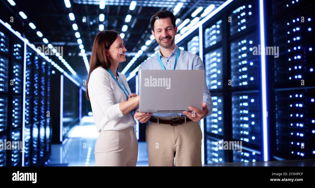 Sala server nel data center. Cloud computer Engineer che configurano la tecnologia di intelligenza artificiale Foto Stock