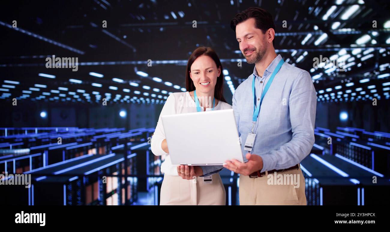 Sala server nel data center. Cloud computer Engineer che configurano la tecnologia di intelligenza artificiale Foto Stock