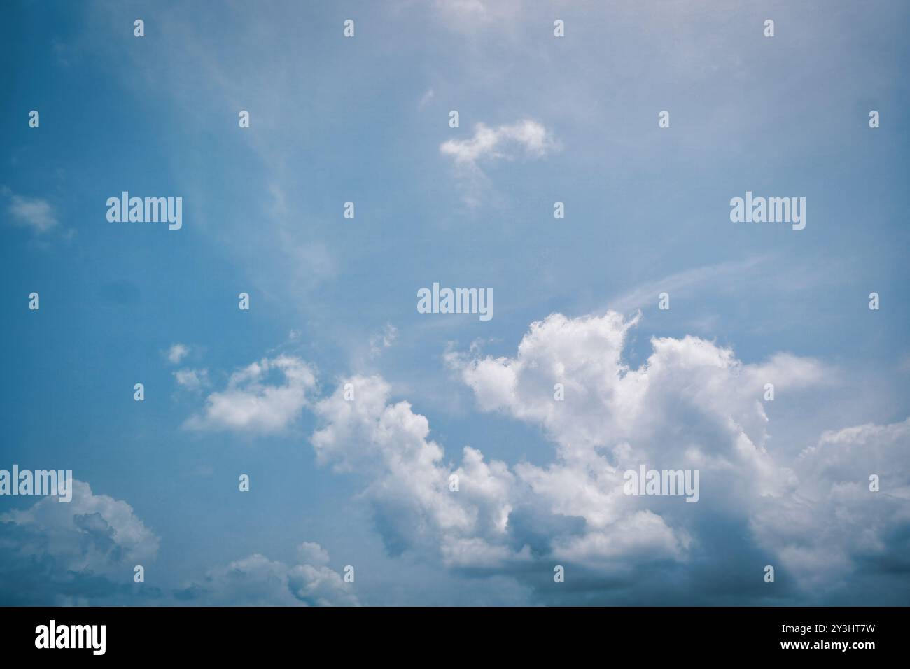 Prova l'essenza della calma con questa immagine di serie, caratterizzata da morbide e soffici nuvole elegantemente sparse contro un tranquillo cielo blu. L'abbonamento Foto Stock