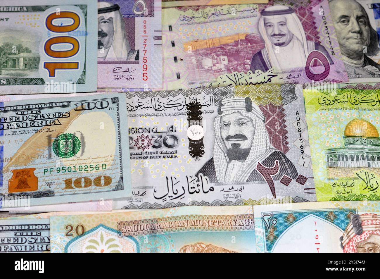 Dollari americani banconote USD e SAR Arabia Saudita banconote di riyal banconote, di diversi valori, moneta e stato economico del curre Foto Stock