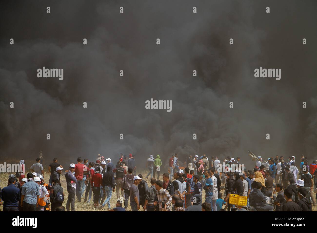 Scoppiano scontri tra manifestanti palestinesi e forze di sicurezza israeliane sul confine con la Striscia di Gaza a est della città di Khan Yunis, nella Striscia di Gaza meridionale. Durante la manifestazione dei palestinesi, che fa parte degli eventi della “lunga marcia del ritorno”, un certo numero di palestinesi sono stati feriti da munizioni vive e gas lacrimogeni sparati loro dalle truppe israeliane. La lunga marcia del ritorno è una serie di proteste di massa lungo il confine tra Israele e Gaza, con l'intento di evidenziare il diritto al ritorno dei rifugiati palestinesi e dei loro discendenti nelle loro terre ancestrali in quello che oggi è Israele. Mirano anche al putti Foto Stock