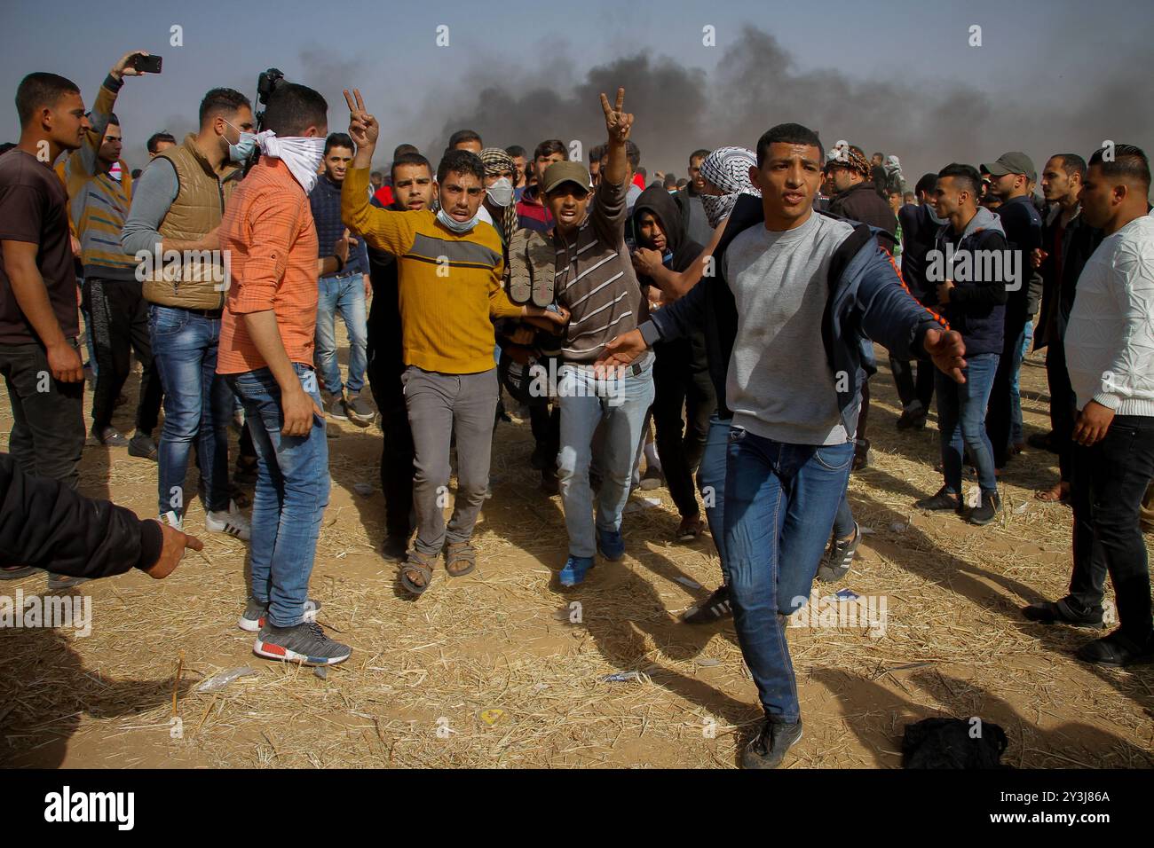 Scoppiano scontri tra manifestanti palestinesi e forze di sicurezza israeliane sul confine con la Striscia di Gaza a est della città di Khan Yunis, nella Striscia di Gaza meridionale. Durante la manifestazione dei palestinesi, che fa parte degli eventi della “lunga marcia del ritorno”, un certo numero di palestinesi sono stati feriti da munizioni vive e gas lacrimogeni sparati loro dalle truppe israeliane. La lunga marcia del ritorno è una serie di proteste di massa lungo il confine tra Israele e Gaza, con l'intento di evidenziare il diritto al ritorno dei rifugiati palestinesi e dei loro discendenti nelle loro terre ancestrali in quello che oggi è Israele. Mirano anche al putti Foto Stock