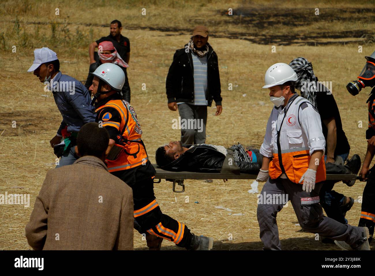 Scoppiano scontri tra manifestanti palestinesi e forze di sicurezza israeliane sul confine con la Striscia di Gaza a est della città di Khan Yunis, nella Striscia di Gaza meridionale. Durante la manifestazione dei palestinesi, che fa parte degli eventi della “lunga marcia del ritorno”, un certo numero di palestinesi sono stati feriti da munizioni vive e gas lacrimogeni sparati loro dalle truppe israeliane. La lunga marcia del ritorno è una serie di proteste di massa lungo il confine tra Israele e Gaza, con l'intento di evidenziare il diritto al ritorno dei rifugiati palestinesi e dei loro discendenti nelle loro terre ancestrali in quello che oggi è Israele. Mirano anche al putti Foto Stock