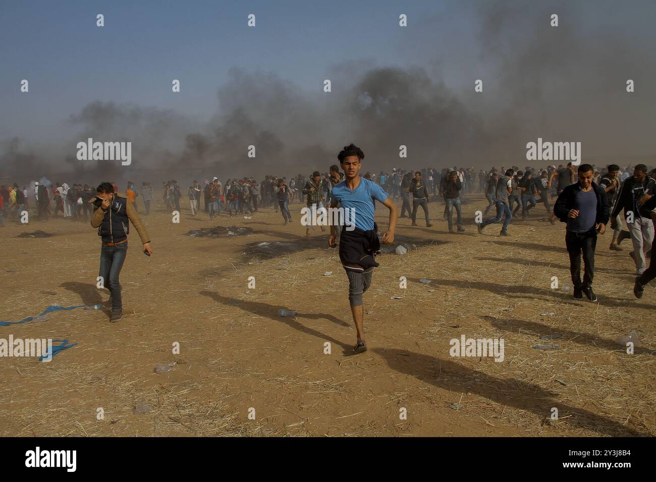 Scoppiano scontri tra manifestanti palestinesi e forze di sicurezza israeliane sul confine con la Striscia di Gaza a est della città di Khan Yunis, nella Striscia di Gaza meridionale. Durante la manifestazione dei palestinesi, che fa parte degli eventi della “lunga marcia del ritorno”, un certo numero di palestinesi sono stati feriti da munizioni vive e gas lacrimogeni sparati loro dalle truppe israeliane. La lunga marcia del ritorno è una serie di proteste di massa lungo il confine tra Israele e Gaza, con l'intento di evidenziare il diritto al ritorno dei rifugiati palestinesi e dei loro discendenti nelle loro terre ancestrali in quello che oggi è Israele. Mirano anche al putti Foto Stock