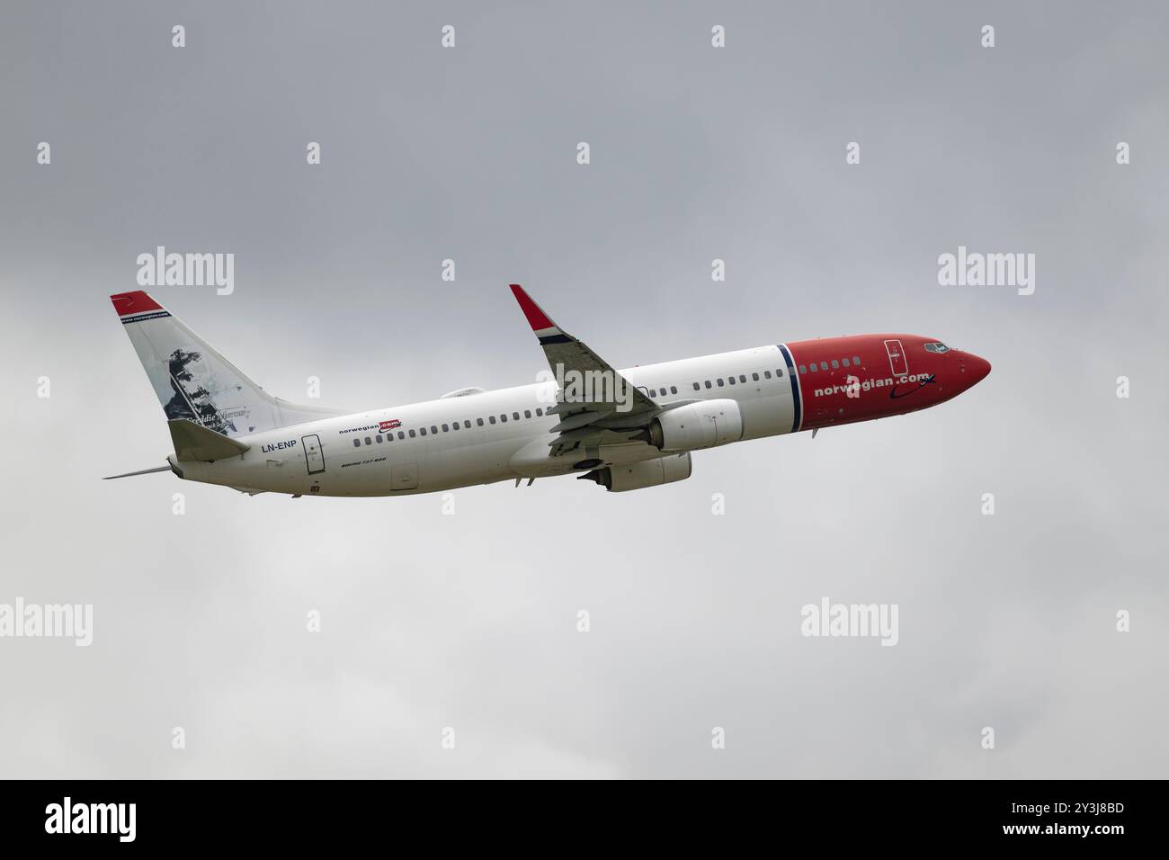 Il jet passeggeri norvegese Boeing 737-800 LN-ENP decolla dall'aeroporto di Gatwick nell'Inghilterra meridionale Foto Stock