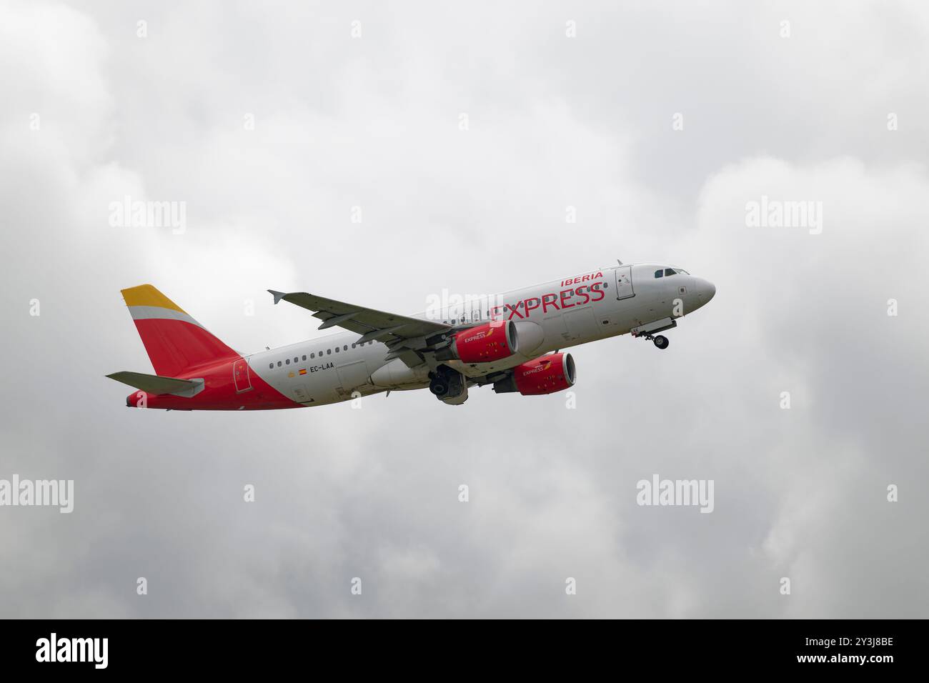 Iberia Express Airbus A320 aereo di linea passeggeri EC-LAA decolla dall'aeroporto di Gatwick nell'Inghilterra meridionale Foto Stock