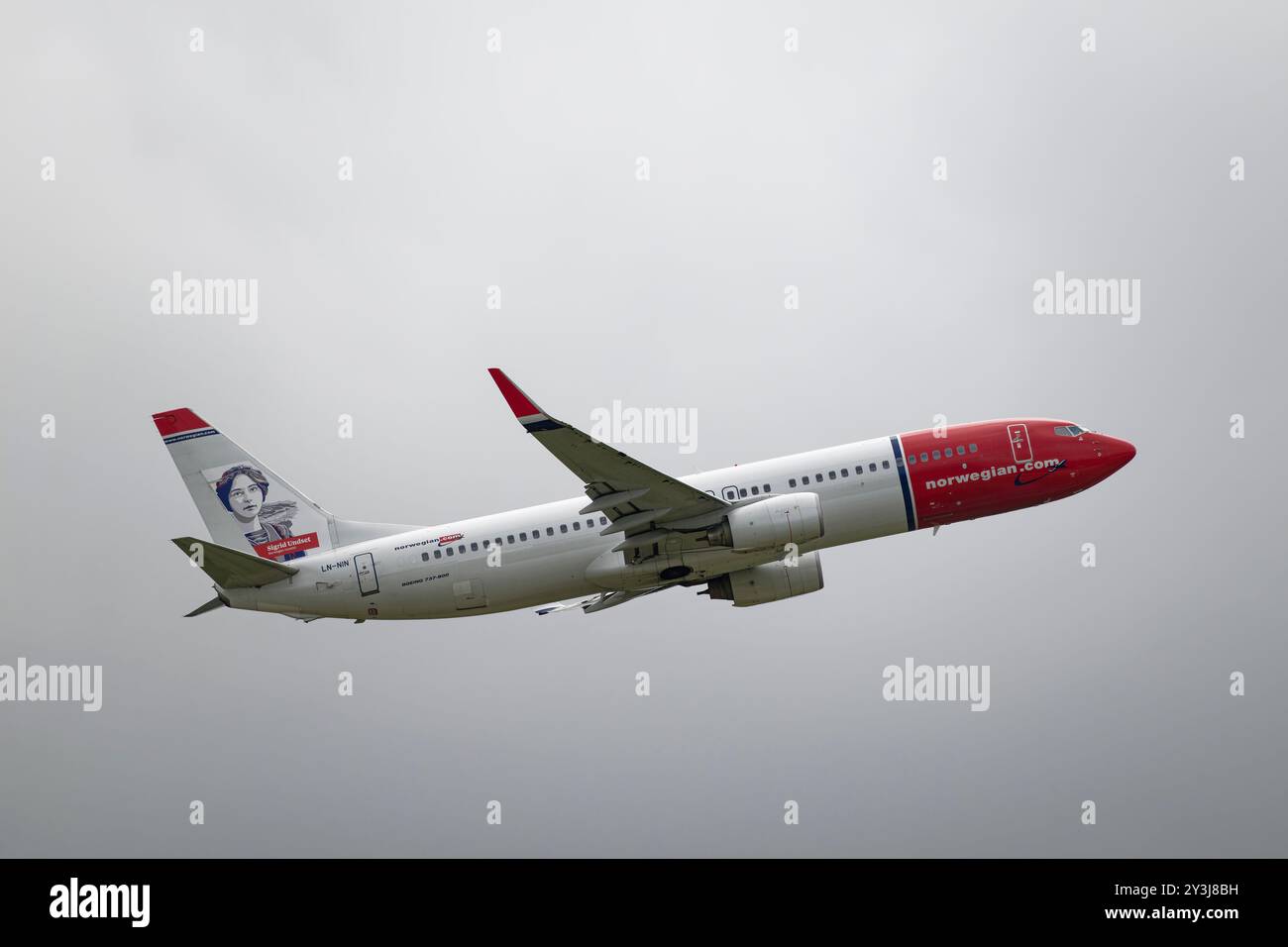 Il jet passeggeri norvegese Boeing 737-800 LN-NIN decolla dall'aeroporto di Gatwick nell'Inghilterra meridionale Foto Stock