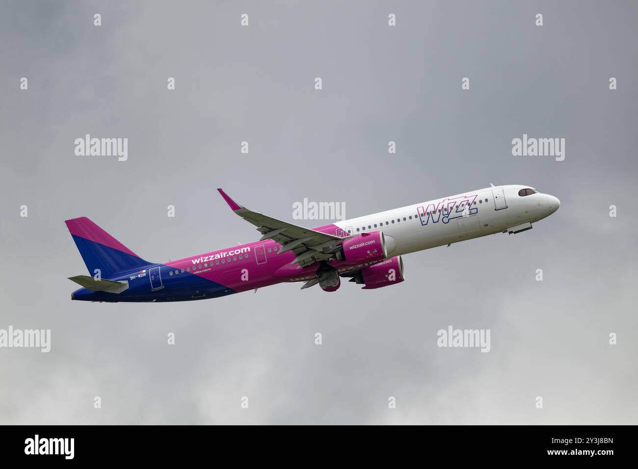 L'Airbus A321 neo di linea passeggeri Wizzair 9H-WDR decolla dall'aeroporto di Gatwick, nel sud dell'Inghilterra Foto Stock