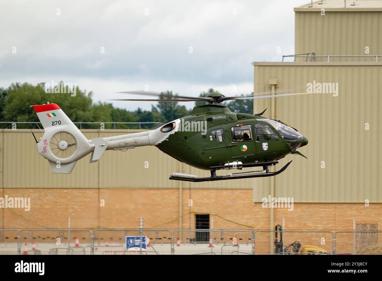 Airbus EC135 Helicopter 270 del 302 Squadron Irish Air Corps sorvola i taxi presso la base aerea RAF Fairford in preparazione alla partenza del RIAT Foto Stock