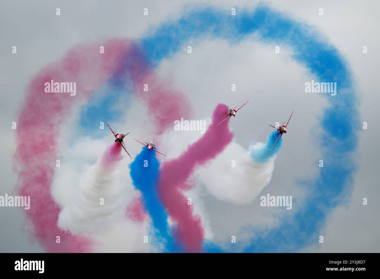 Gli Hawk Jet Trainers della British Royal Air Force Red Arrows eseguirono la Hanna Break durante la loro esibizione al RIAT Foto Stock