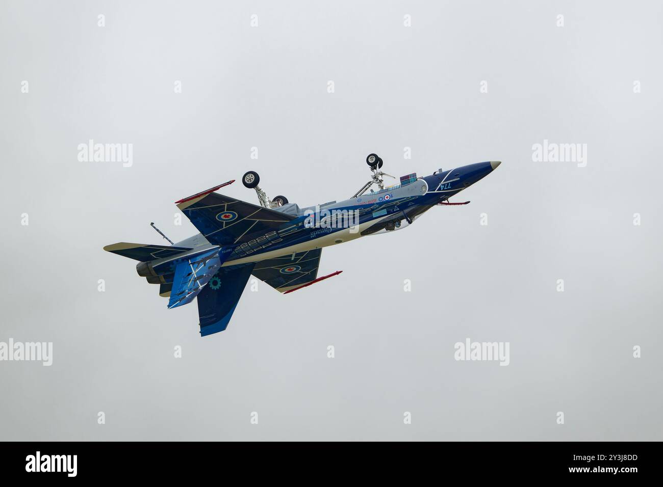 Il Royal Canadian Air Force CF-188 Hornet 774 del 425 Tactical Fighter Squadron presenta una superba esposizione di volo al Royal International Air Tattoo Foto Stock