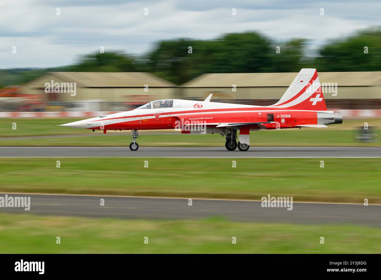 Il Northrop F-5E Tiger II Jet Fighter della Swiss Air Force Patrouille Suisse Aerobatic display team atterra a RAF Fairford dopo essere stato esposto al RIAT Foto Stock