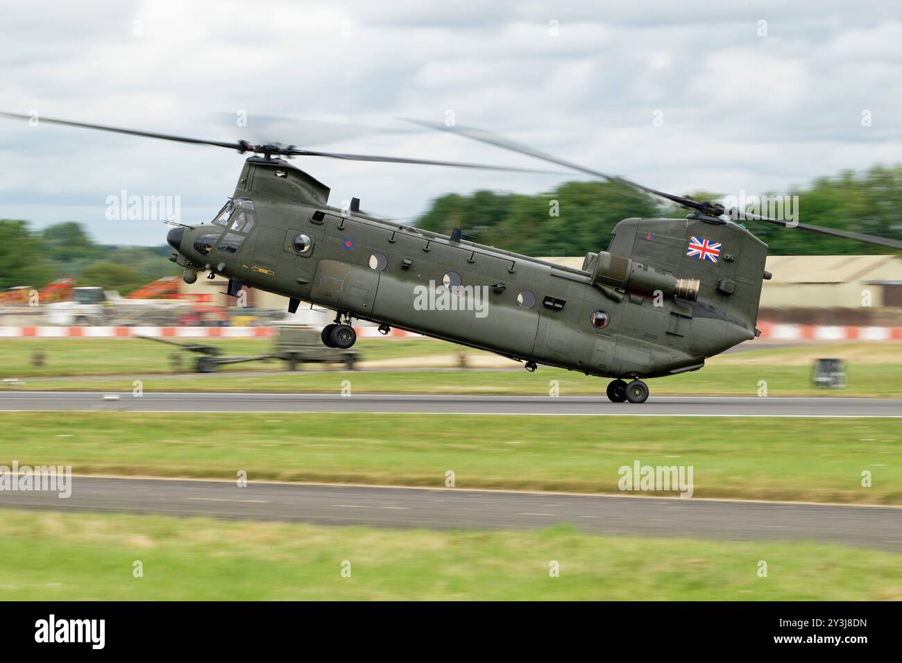Boeing Chinook Dual Rotor Heavy Lift Helicopter ZH902 del 18 Squadron la British Royal Air Force esegue un atterraggio rollimng al RIAT Foto Stock