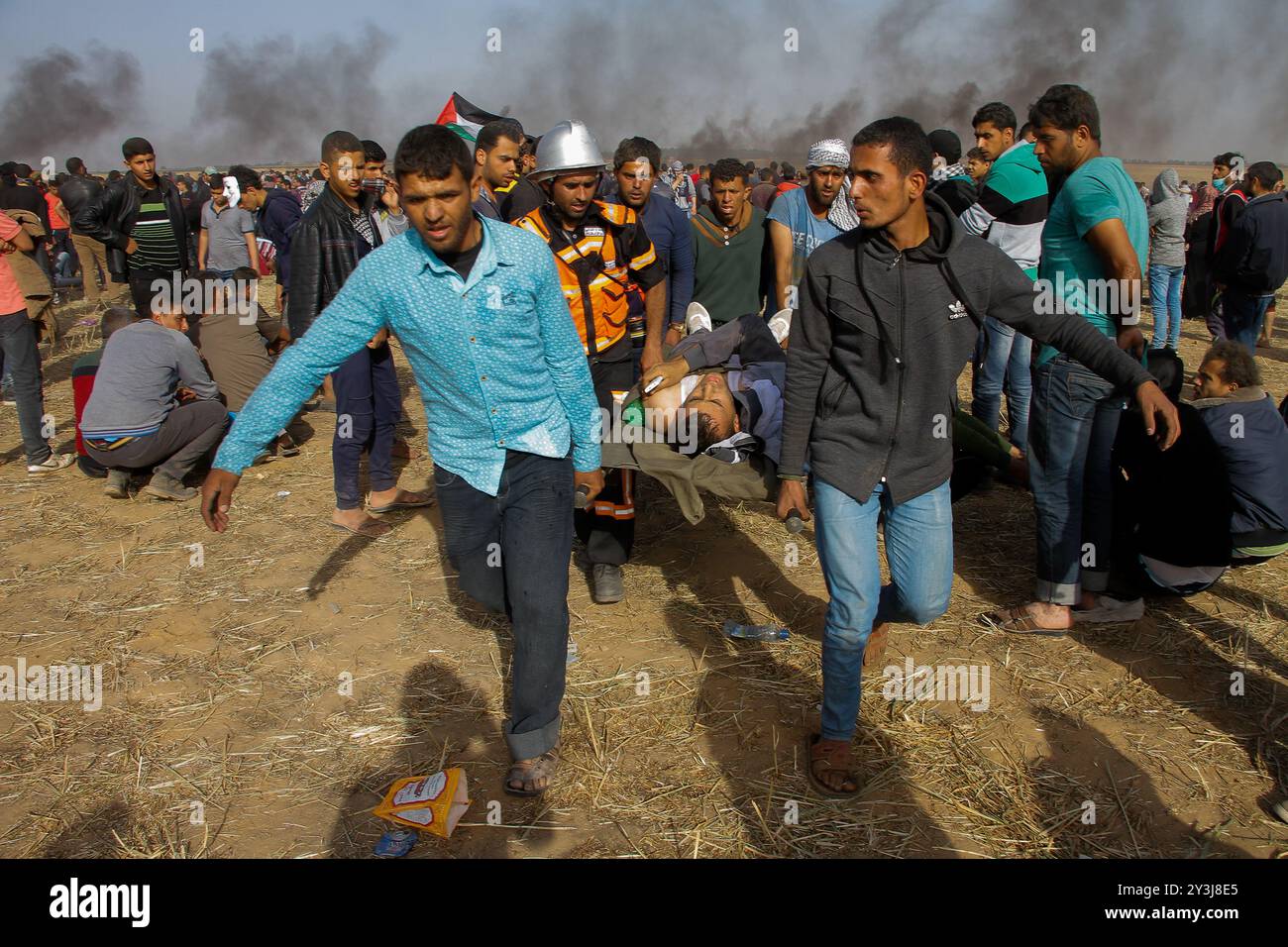 Scoppiano scontri tra manifestanti palestinesi e forze di sicurezza israeliane sul confine con la Striscia di Gaza a est della città di Khan Yunis, nella Striscia di Gaza meridionale. Durante la manifestazione dei palestinesi, che fa parte degli eventi della “lunga marcia del ritorno”, un certo numero di palestinesi sono stati feriti da munizioni vive e gas lacrimogeni sparati loro dalle truppe israeliane. La lunga marcia del ritorno è una serie di proteste di massa lungo il confine tra Israele e Gaza, con l'intento di evidenziare il diritto al ritorno dei rifugiati palestinesi e dei loro discendenti nelle loro terre ancestrali in quello che oggi è Israele. Mirano anche al putti Foto Stock