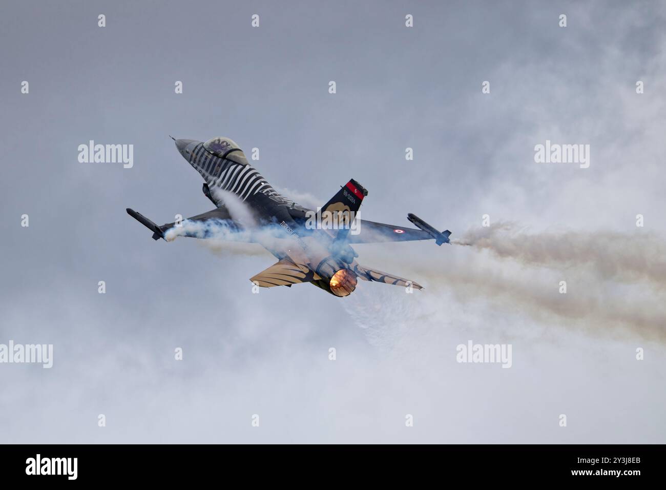 L'F-16C dell'aeronautica turca che combatte il caccia Falcon 88-0024 il SoloTurk si allontana durante il RIAT Military Air Show Foto Stock