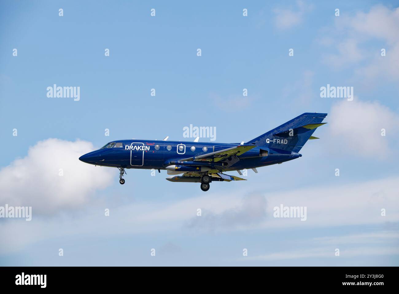 Smart Blue Draken Europe Dassault Falcon 20 Jet Aircraft Registration G-FRAD arriva alla RAF Fairford per partecipare al RIAT Foto Stock