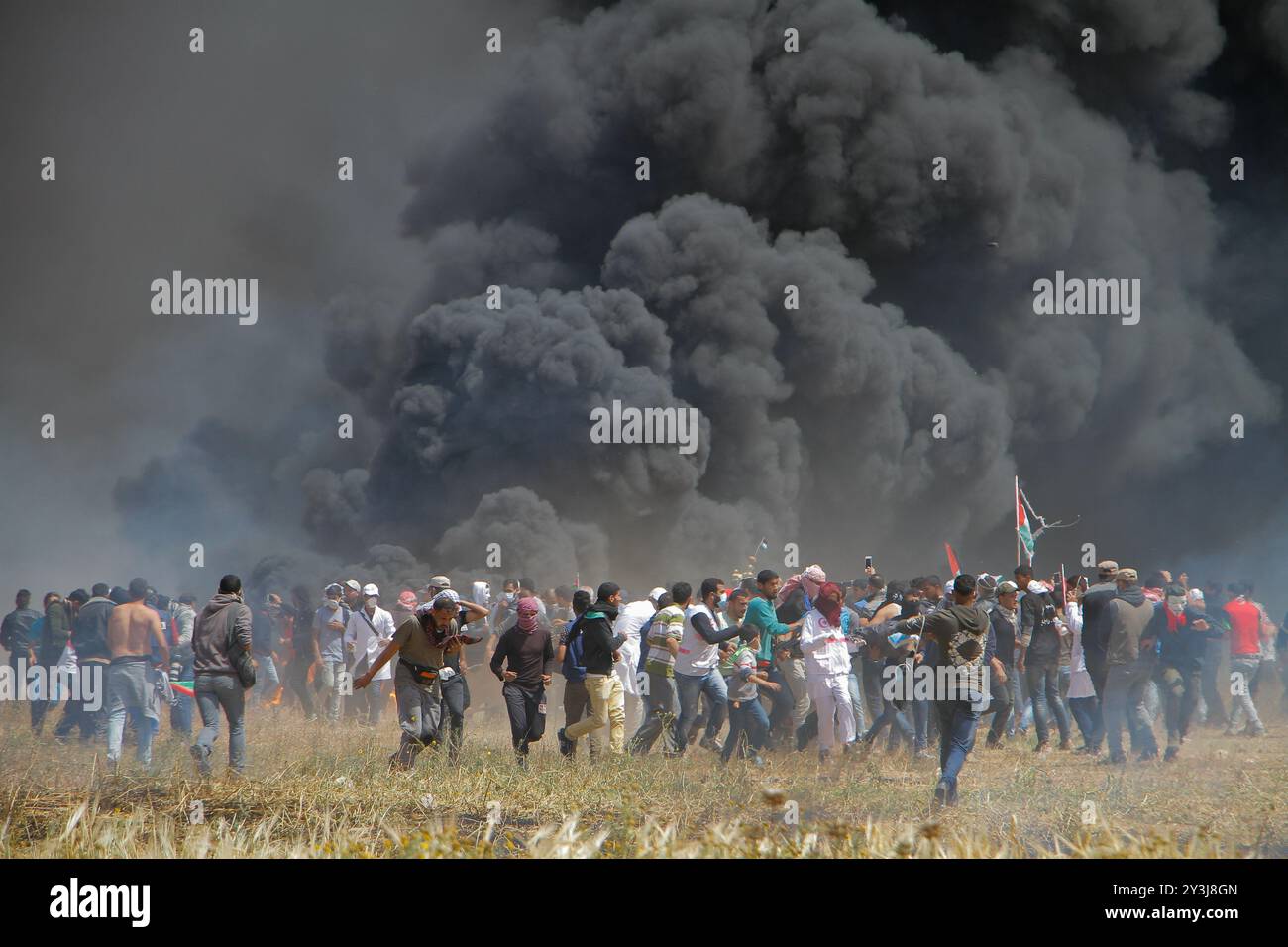 Scoppiano scontri tra manifestanti palestinesi e forze di sicurezza israeliane sul confine con la Striscia di Gaza a est della città di Khan Yunis, nella Striscia di Gaza meridionale. Durante la manifestazione dei palestinesi, che fa parte degli eventi della “lunga marcia del ritorno”, un certo numero di palestinesi sono stati feriti da munizioni vive e gas lacrimogeni sparati loro dalle truppe israeliane. La lunga marcia del ritorno è una serie di proteste di massa lungo il confine tra Israele e Gaza, con l'intento di evidenziare il diritto al ritorno dei rifugiati palestinesi e dei loro discendenti nelle loro terre ancestrali in quello che oggi è Israele. Mirano anche al putti Foto Stock