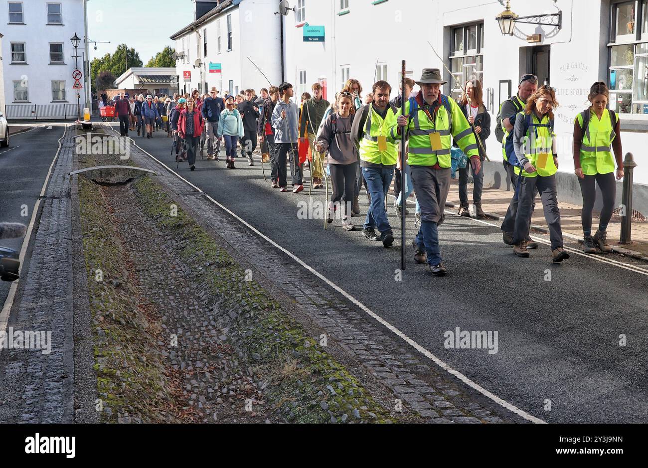 Tiverton, Devon, Regno Unito. 14 settembre 2024. Perambulazione Septenniale del Leat di Tiverton. Centinaia di persone hanno partecipato all'evento una volta ogni 7 anni che segue la città recentemente restaurata alla sua fonte. Il superamento dei limiti è una tradizionale usanza medievale risalente al 1262ad con la gente del posto che celebra l'approvvigionamento idrico della città. I ragazzi delle scuole locali frullano il torrente e i luoghi di interesse locali con bastoncini di salice per mantenere una mappa condivisa dei confini della parrocchia. Crediti: Nidpor/Alamy Live News Foto Stock