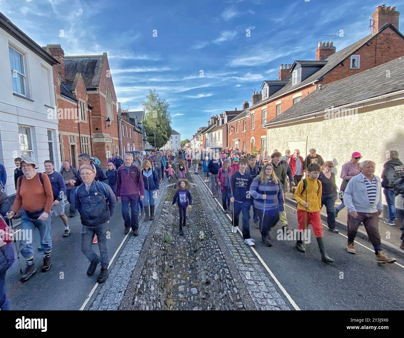 Tiverton, Devon, Regno Unito. 14 settembre 2024. Perambulazione Septenniale del Leat di Tiverton. Centinaia di persone hanno partecipato all'evento una volta ogni 7 anni che segue la città recentemente restaurata alla sua fonte. Il superamento dei limiti è una tradizionale usanza medievale risalente al 1262ad con la gente del posto che celebra l'approvvigionamento idrico della città. I ragazzi delle scuole locali frullano il torrente e i luoghi di interesse locali con bastoncini di salice per mantenere una mappa condivisa dei confini della parrocchia. Crediti: Nidpor/Alamy Live News Foto Stock