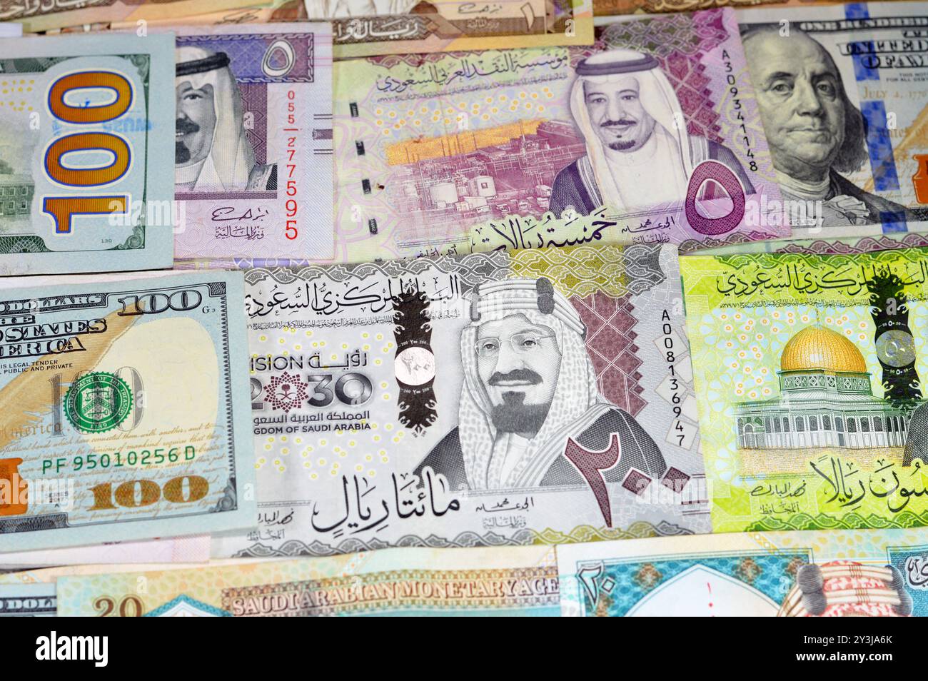 Dollari americani banconote USD e SAR Arabia Saudita banconote di riyal banconote, di diversi valori, moneta e stato economico del curre Foto Stock