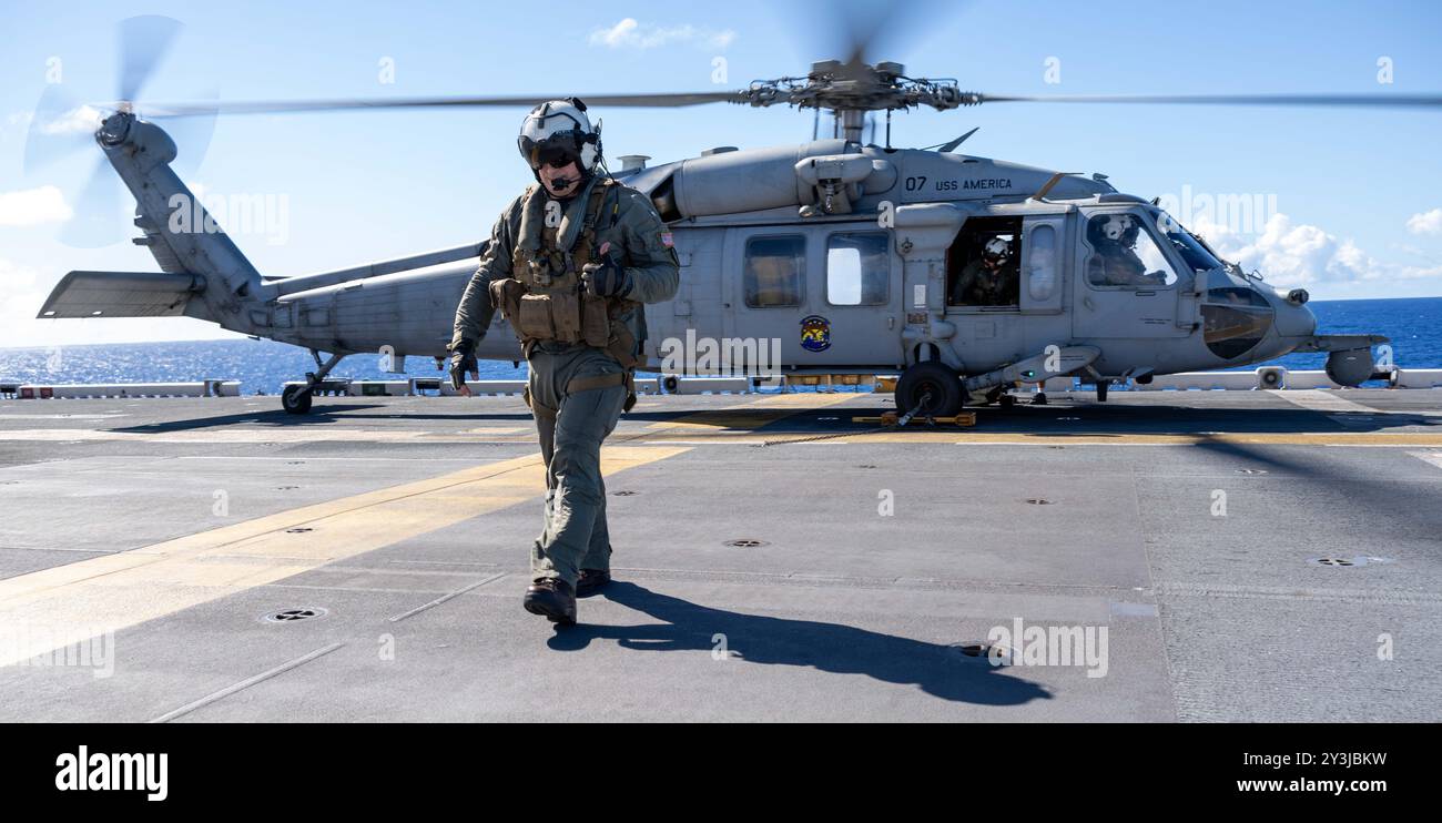 240912-N-FC892-2170 KUROSHIO CURRENT (12 settembre 2024) Capitano Manuel Pardo, comandante della nave d'assalto anfibia schierata in avanti USS Ameri Foto Stock