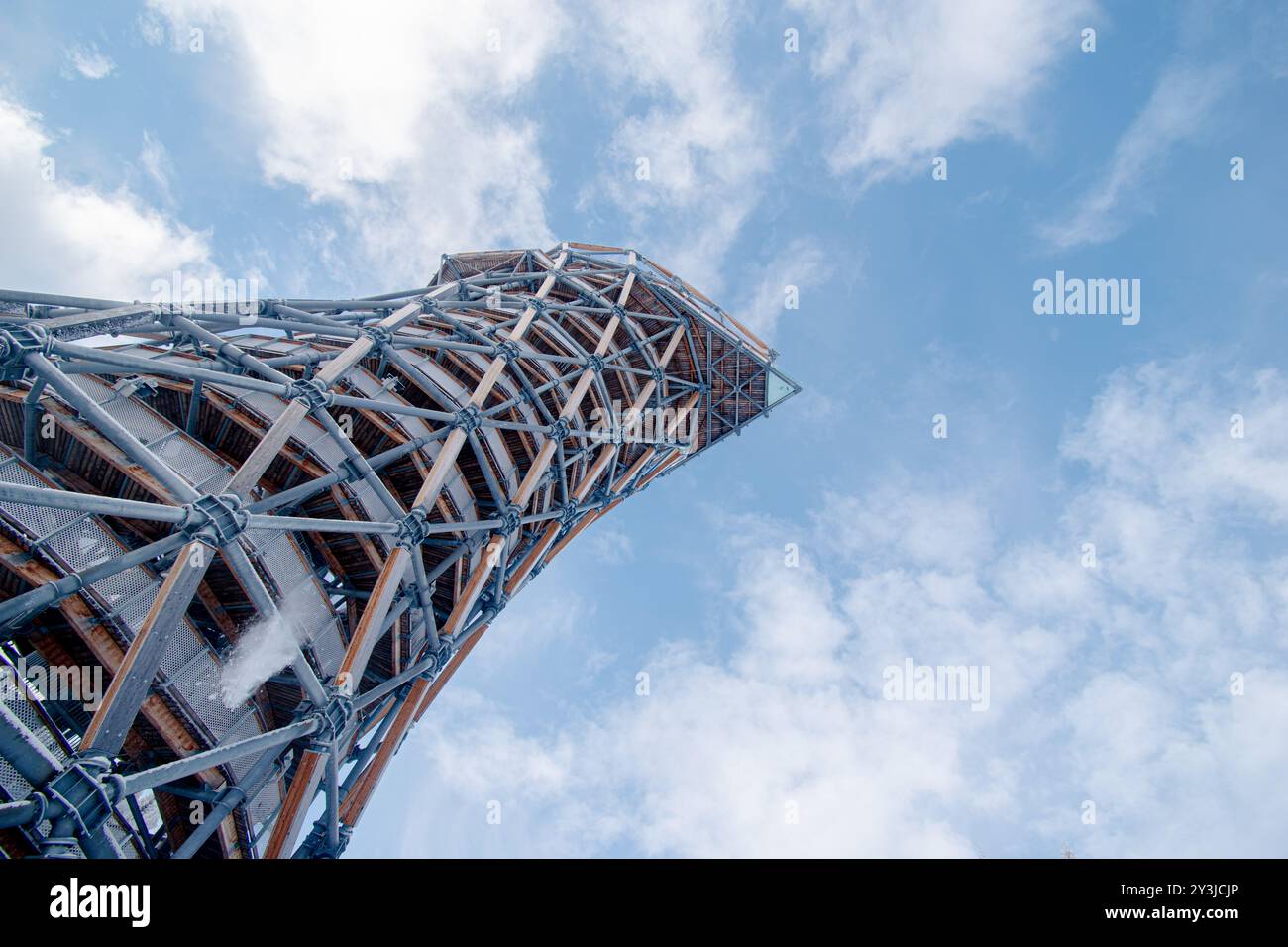 torre di osservazione, vista dall'alto verso il cielo blu invernale, vista a verme Foto Stock