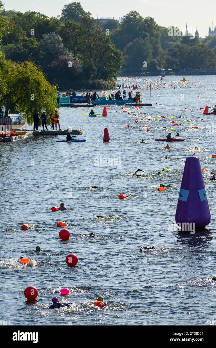 Swim Serpentine nell'Hyde Park di Londra è un evento annuale in cui circa 6.000 nuotatori, di età compresa tra i 10 e i 86 anni, si recano nelle acque fredde per nuotare in una varietà di distanze, tra 800 e 10 km circa. Nessuno è un vincitore, cercano di nuotare al meglio. L'acqua è di 17,5 gradi oggi, ma il sole splende ed è di 19 gradi quando escono dall'acqua. Foto Stock