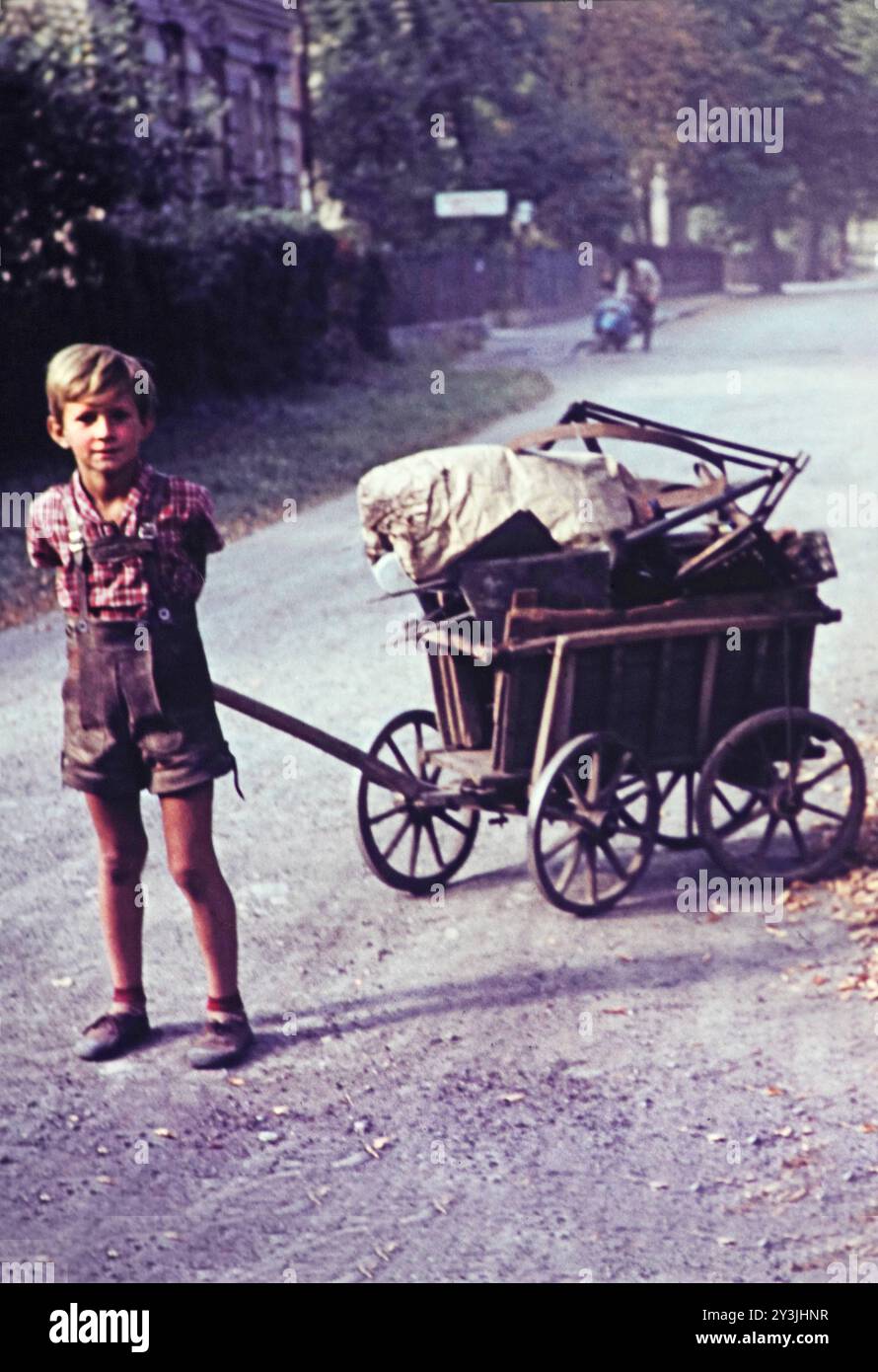 Kinder GER, 20240101, Aufnahme ca. 1956, Kinder in der nachkriegszeit beim Sammeln von Sperrmüll *** Children GER, 20240101, foto CA 1956, bambini che raccolgono rifiuti ingombranti nel dopoguerra Foto Stock