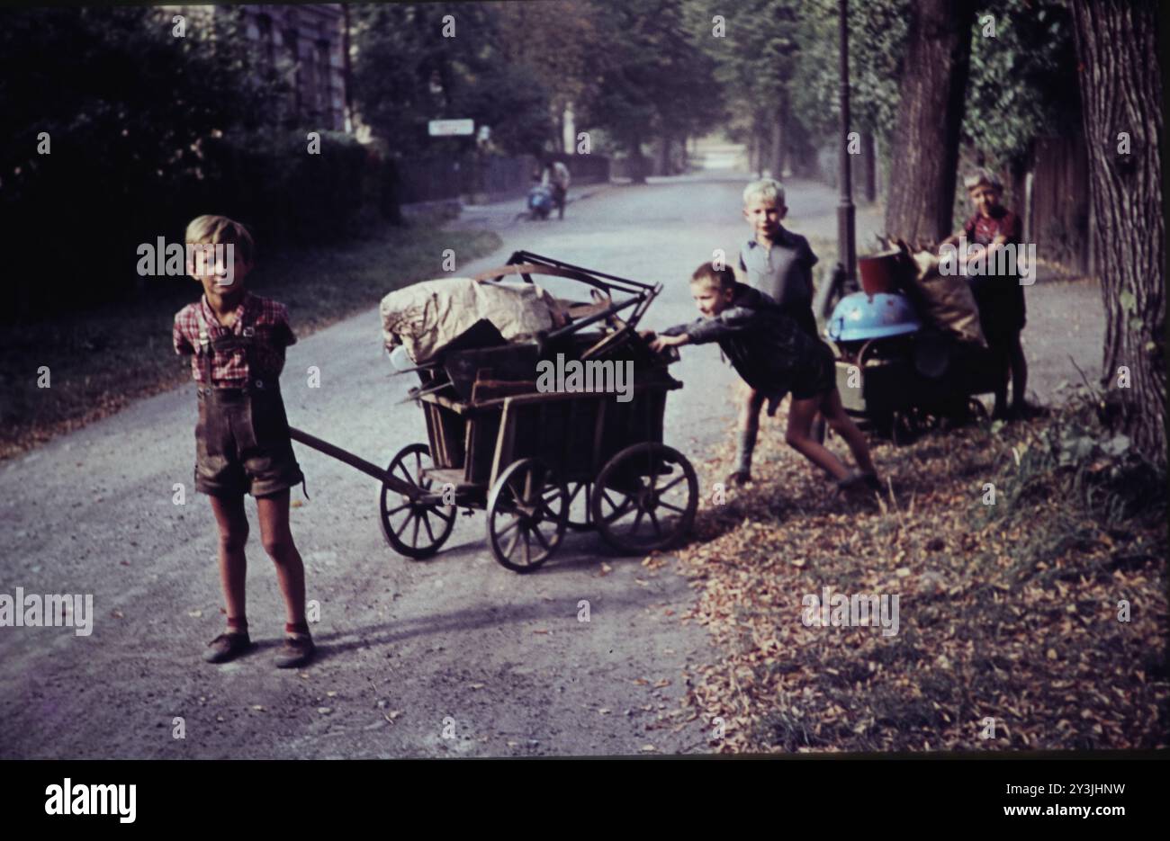 Kinder GER, 20240101, Aufnahme ca. 1956, Kinder in der nachkriegszeit beim Sammeln von Sperrmüll *** Children GER, 20240101, foto CA 1956, bambini che raccolgono rifiuti ingombranti nel dopoguerra Foto Stock