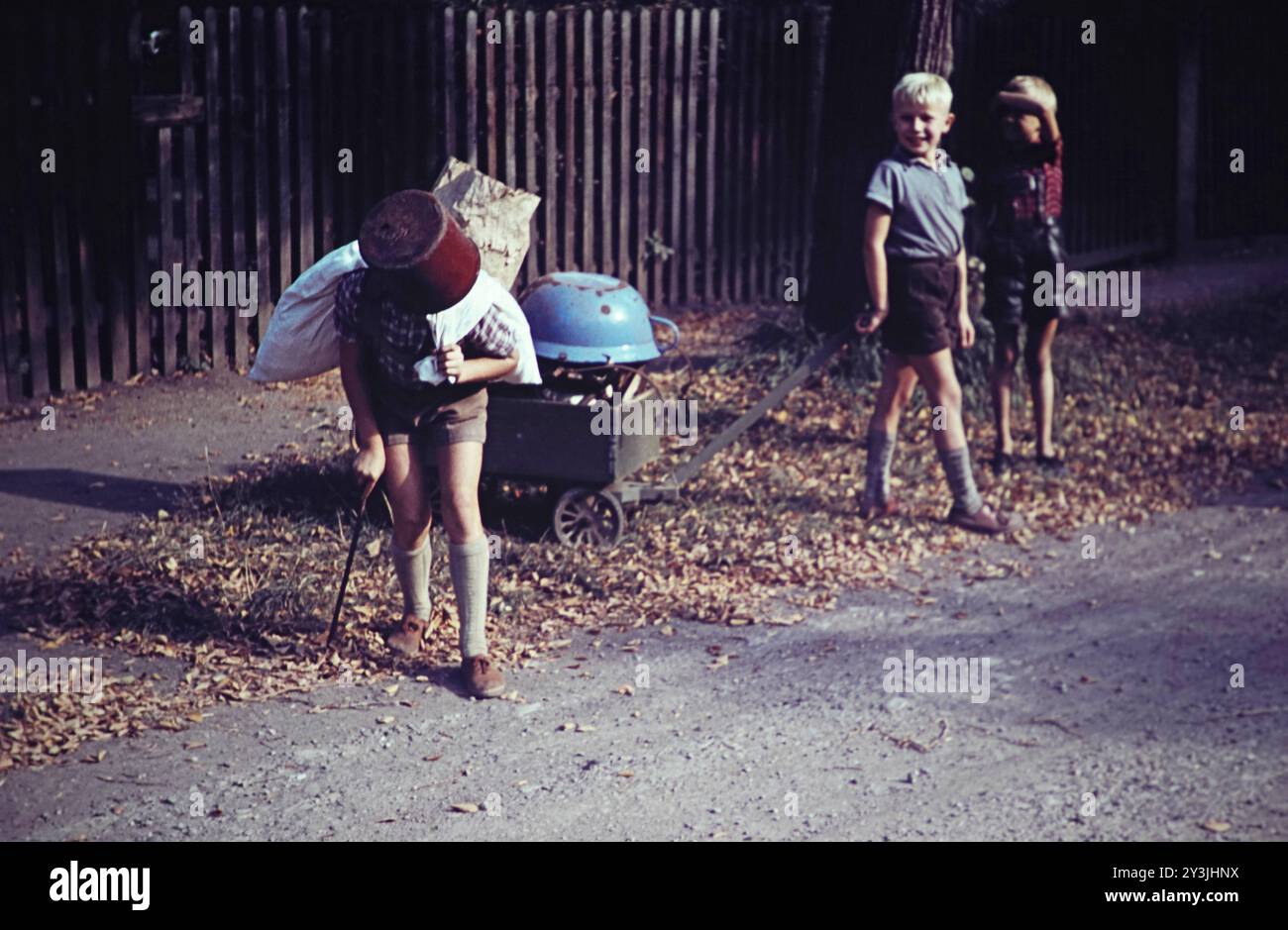 Kinder GER, 20240101, Aufnahme ca. 1956, Kinder in der nachkriegszeit beim Sammeln von Sperrmüll *** Children GER, 20240101, foto CA 1956, bambini che raccolgono rifiuti ingombranti nel dopoguerra Foto Stock