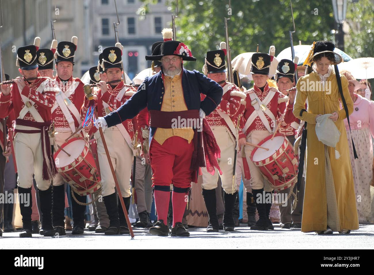 Bath, Regno Unito. 14 settembre 2024. La Grand Regency Parade segna l'inizio del festival annuale Jane Austen di Bath. Il festival annuale attira appassionati di Austen da tutto il mondo, la processione di circa 500 persone in costume è l'inizio di una settimana di eventi ispirati ad Austen. Partendo dal museo di Holbourne, la processione attraversa strade storiche, poco cambiate dai tempi di Austen. Crediti: JMF News/Alamy Live News Foto Stock