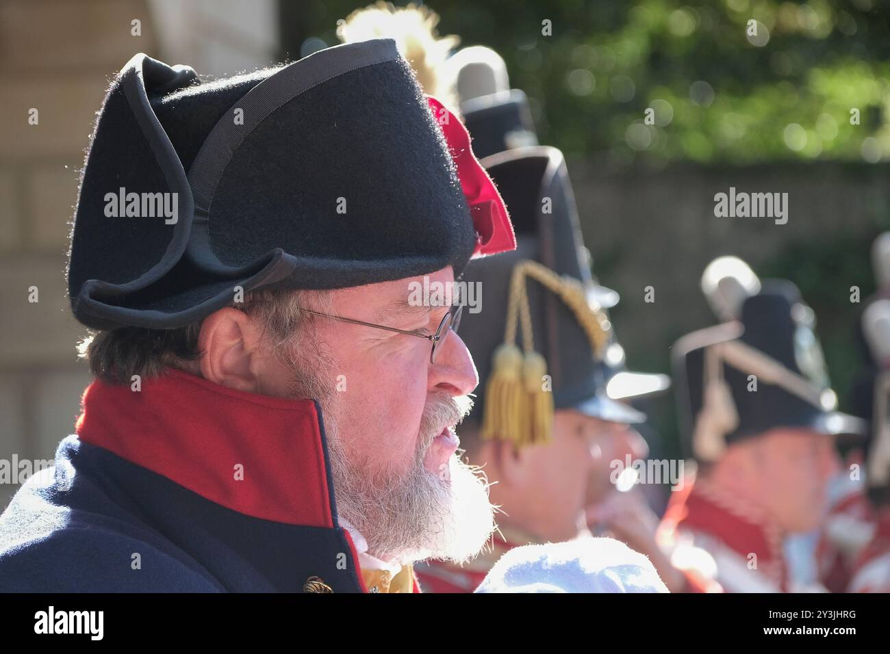 Bath, Regno Unito. 14 settembre 2024. La Grand Regency Parade segna l'inizio del festival annuale Jane Austen di Bath. Il festival annuale attira appassionati di Austen da tutto il mondo, la processione di circa 500 persone in costume è l'inizio di una settimana di eventi ispirati ad Austen. Partendo dal museo di Holbourne, la processione attraversa strade storiche, poco cambiate dai tempi di Austen. Crediti: JMF News/Alamy Live News Foto Stock